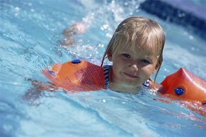 preschooler swimming safely