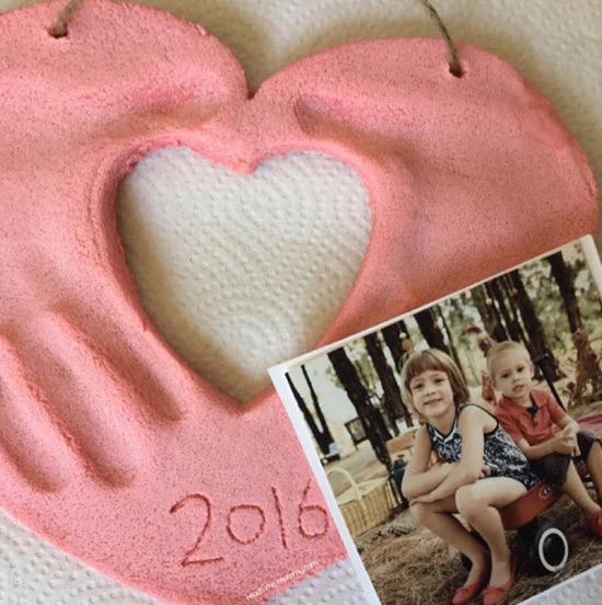 Father's Day crafts for preschoolers can include this handmade picture frame in the shape of a heart with a photo in the center. 
