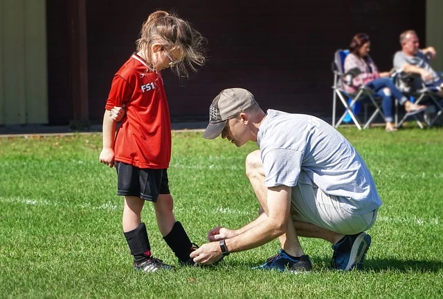 child learning loop swoop and pull shoe tying method